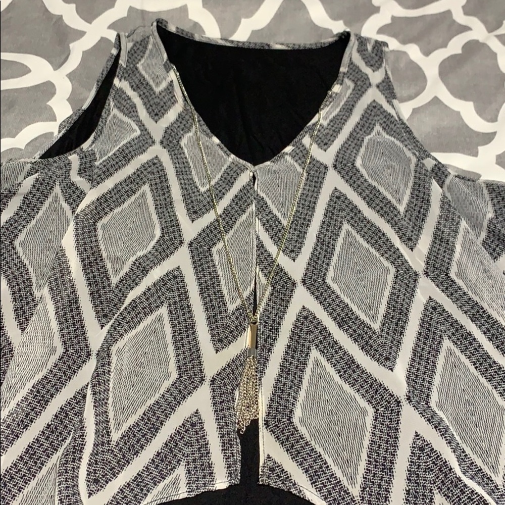 Flowy top with the front and back slits & necklace